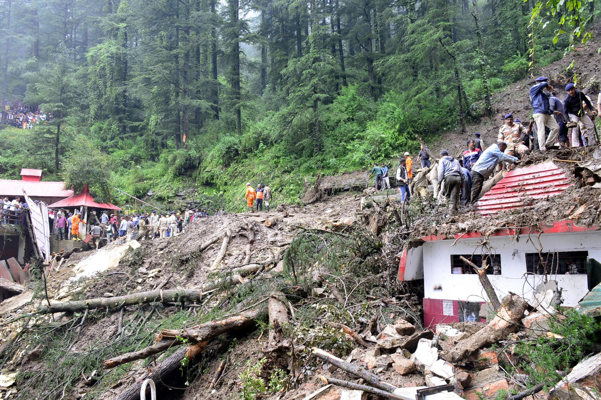 Suben a 50 las muertes y aumenta el caos por las lluvias en el norte de la India