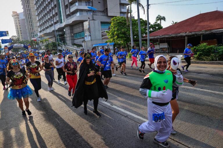 Superhéroes corren en Acapulco, sur de México, para recaudar fondos contra el cáncer