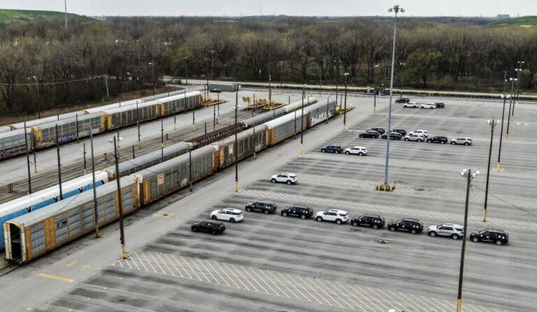 Trabajadores de GM, Ford y Stellantis votarán para autorizar huelga Trabajadores de GM, Ford y Stellantis votarán para autorizar huelga