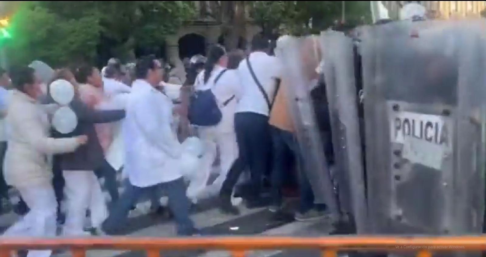 Personal médico de protesta frente a Palacio Nacional