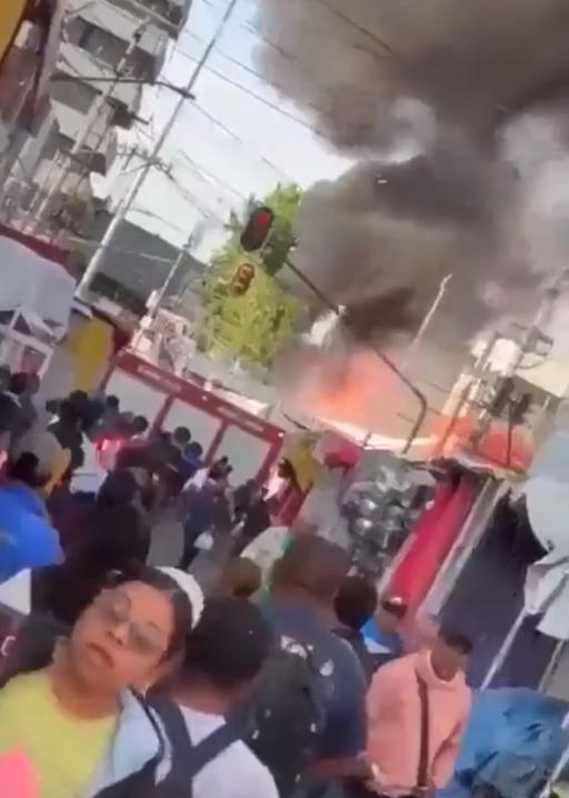 Incendio consume puesto semifijo frente al Mercado de Sonora Incendio consume puesto semifijo frente al Mercado de Sonora