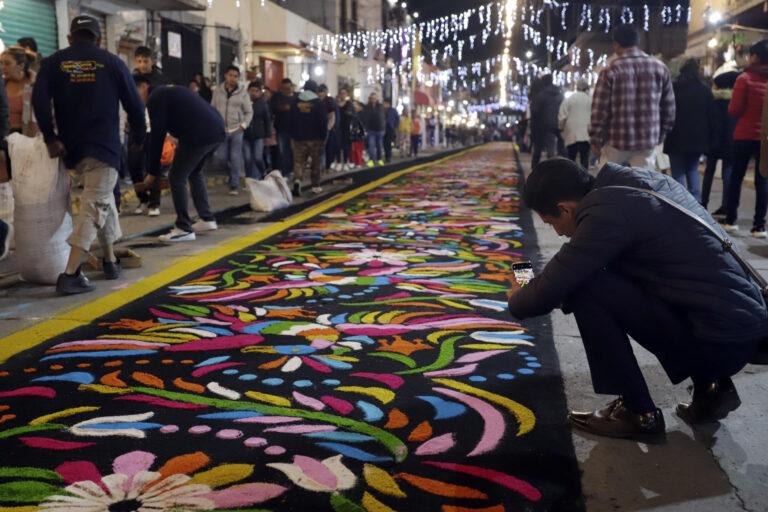 Tapetes de aserrín de hasta 100 metros se despliegan en calles del centro de México