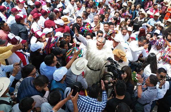 Precandidato oficialista promete no más desplazados por la violencia en el sur de México