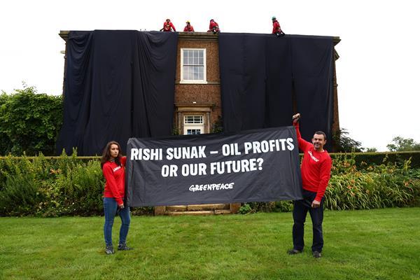 Cinco ecologistas de Greenpeace detenidos tras protestar en el tejado de la casa de Sunak Cinco ecologistas de Greenpeace detenidos tras protestar en el tejado de la casa de Sunak