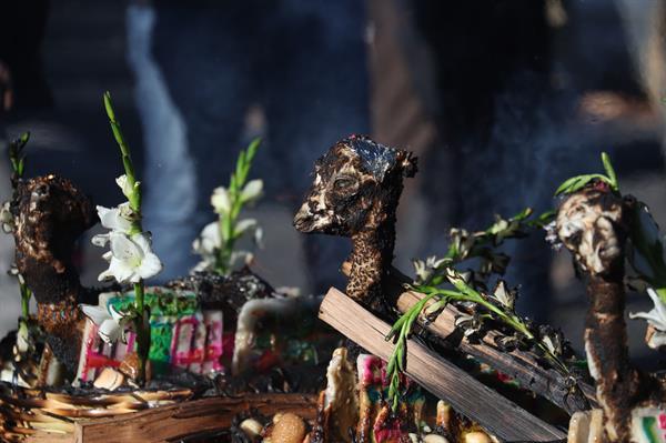 Las ofrendas dulces y los fetos de llama dan inicio al mes de la Pachamama en Bolivia Las ofrendas dulces y los fetos de llama dan inicio al mes de la Pachamama en Bolivia