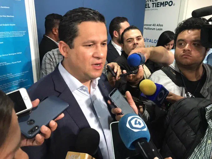 Gobernador de Guanajuato puede gobernar, pero no manda: AMLO