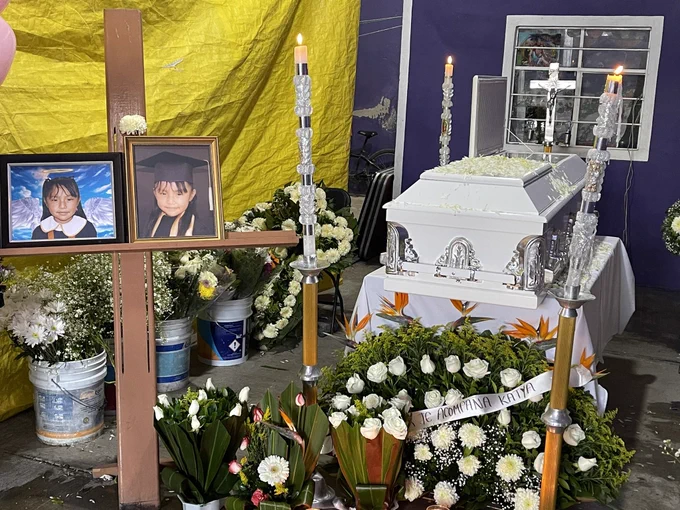 Familiares y vecinos velan a Katia, niña que murió por bala perdida Familiares y vecinos velan a Katia, niña que murió por bala perdida