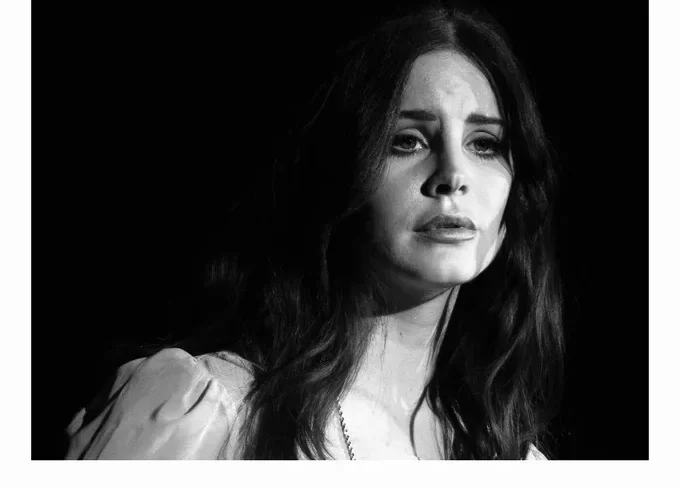 Lana del Rey pasea por lugares turísticos de CDMX previo a concierto