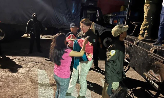 Rescatan a 230 migrantes hacinados en contenedor de tráiler en Puebla