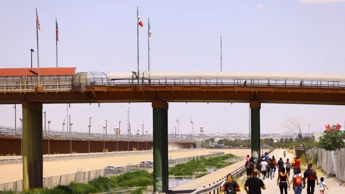 AMLO asegura que hay menos mexicanos que migran a EU AMLO asegura que hay menos mexicanos que migran a EU