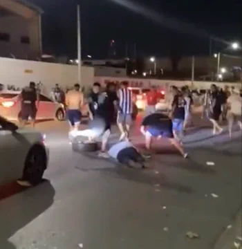 Fanáticos de Monterrey golpean a trabajadores de ambulancia Fanáticos de Monterrey golpean a trabajadores de ambulancia