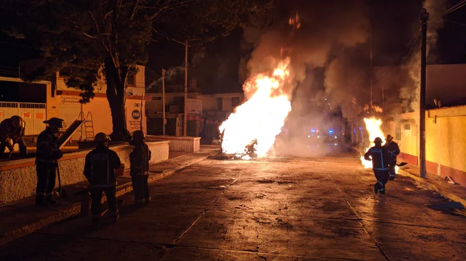 Camioneta que transportaba huachicol robado se incendió; tripulantes escaparon Camioneta que transportaba huachicol robado se incendió; tripulantes escaparon