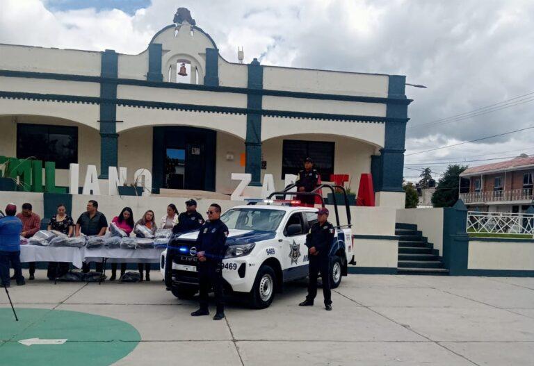 Entrega alcalde una patrulla y uniformes completos a la policía municipal
