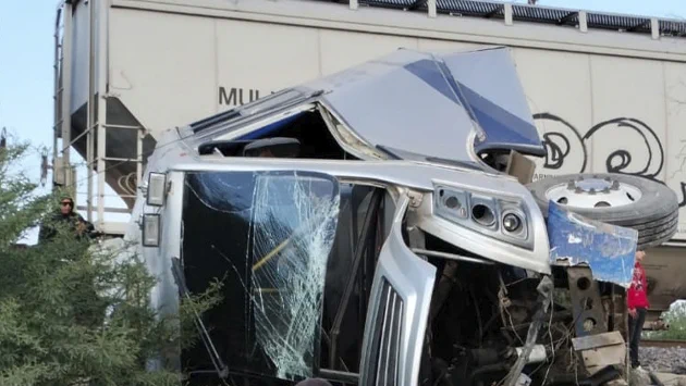 Tren embiste camión de pasajeros en carretera de Querétaro