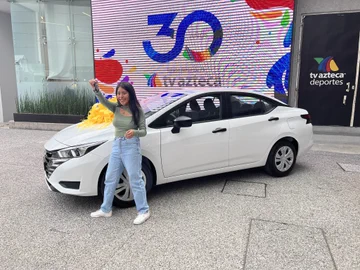 Salinas Pliego regala auto a joven en 30 aniversario de TV Azteca