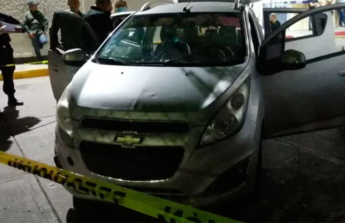 Atacan a balazos a pareja con bebé que viajaba en taxi