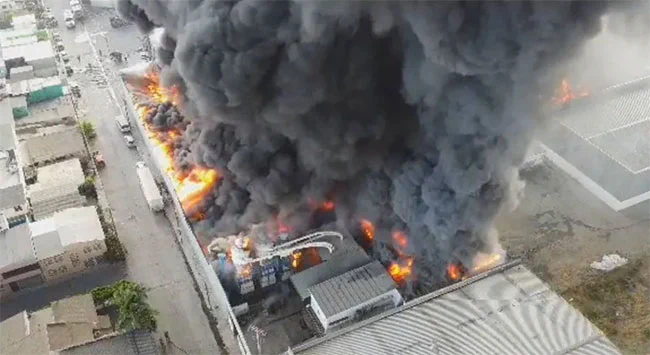 Reportan incendio en fábrica de esponjas en Tijuana