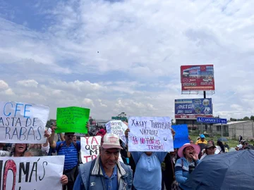 Vecinos de Tizayuca cierran la carretera Pachuca-México Vecinos de Tizayuca cierran la carretera Pachuca-México