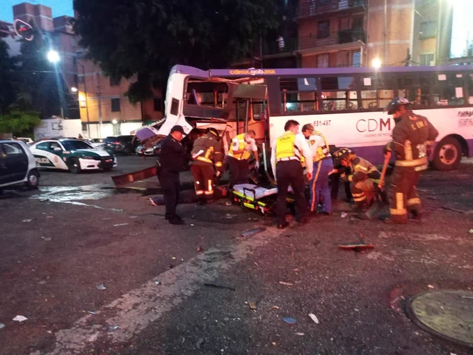 Tráiler choca contra camión de transporte público Tráiler choca contra camión de transporte público