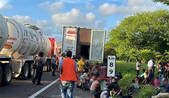 Rescatan a 89 migrantes abandonados en autobús en Veracruz