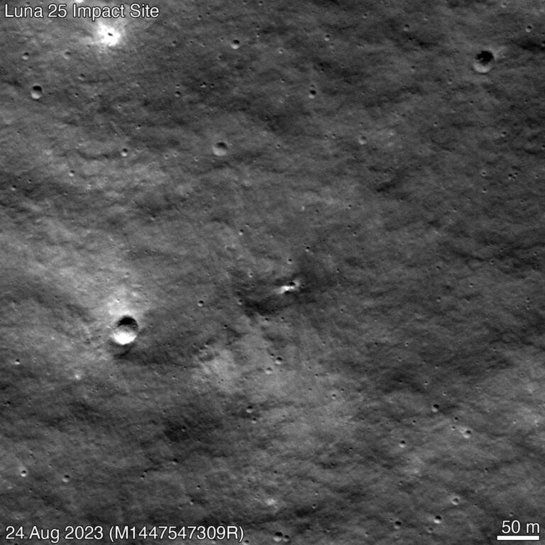 La NASA logra imágenes de un nuevo cráter en la luna surgido tras la fallida misión rusa La NASA logra imágenes de un nuevo cráter en la luna surgido tras la fallida misión rusa