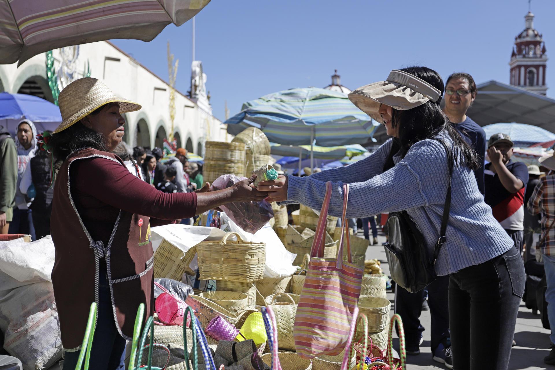 Pobladores reviven la tradición prehispánica del trueque, patrimonio del centro de México