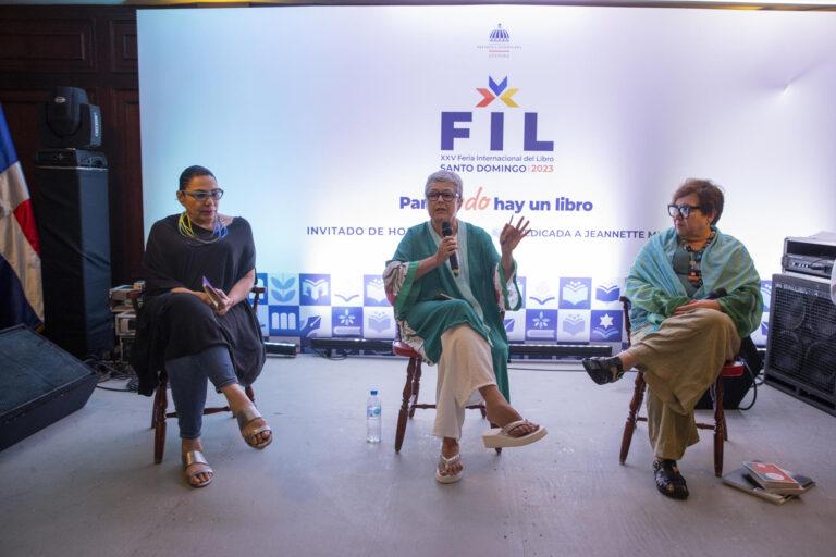 La mujer amplía su presencia en el mundo del libro con tesón y a fuerza de escribir y leer