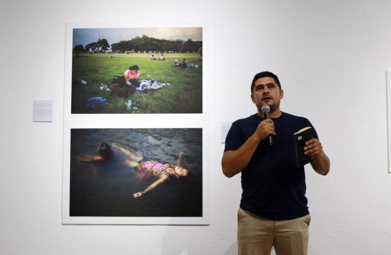Fotógrafos salvadoreños muestran en una exposición las historias de mujeres migrantes Fotógrafos salvadoreños muestran en una exposición las historias de mujeres migrantes
