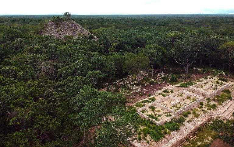 Arqueólogos mexicanos descubren un palacio maya en la zona arqueológica de Kabah Arqueólogos mexicanos descubren un palacio maya en la zona arqueológica de Kabah