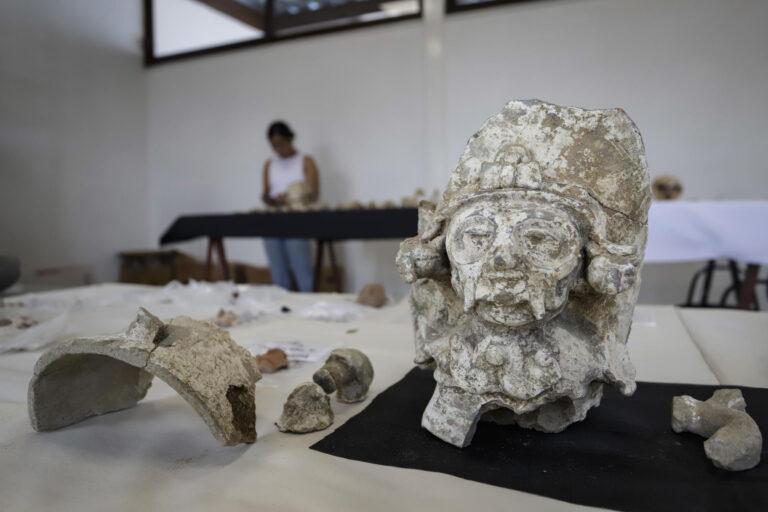 Descubren 11 entierros humanos, 1.000 piezas y un petrograbado en el centro de México Descubren 11 entierros humanos, 1.000 piezas y un petrograbado en el centro de México
