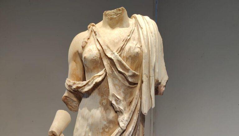 Hallan estatua femenina de mármol de época romana en el yacimiento italiano de Tusculum Hallan estatua femenina de mármol de época romana en el yacimiento italiano de Tusculum