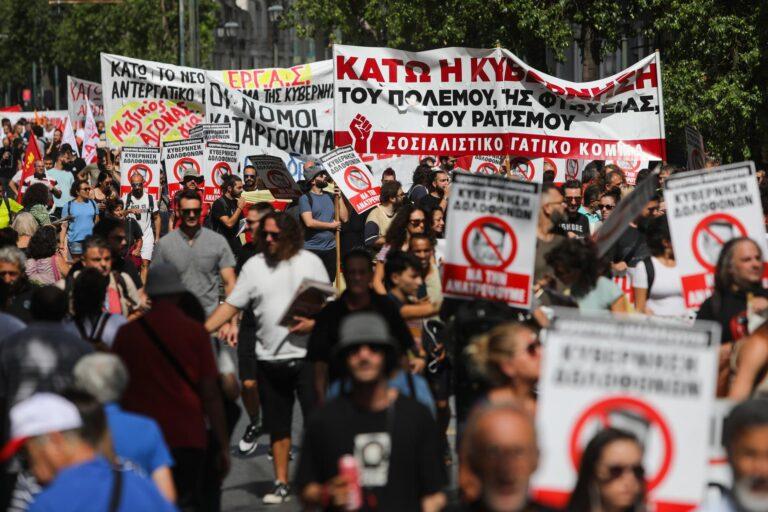 Protestas en Grecia contra reforma que amplía la jornada laboral y liberaliza los horarios Protestas en Grecia contra reforma que amplía la jornada laboral y liberaliza los horarios