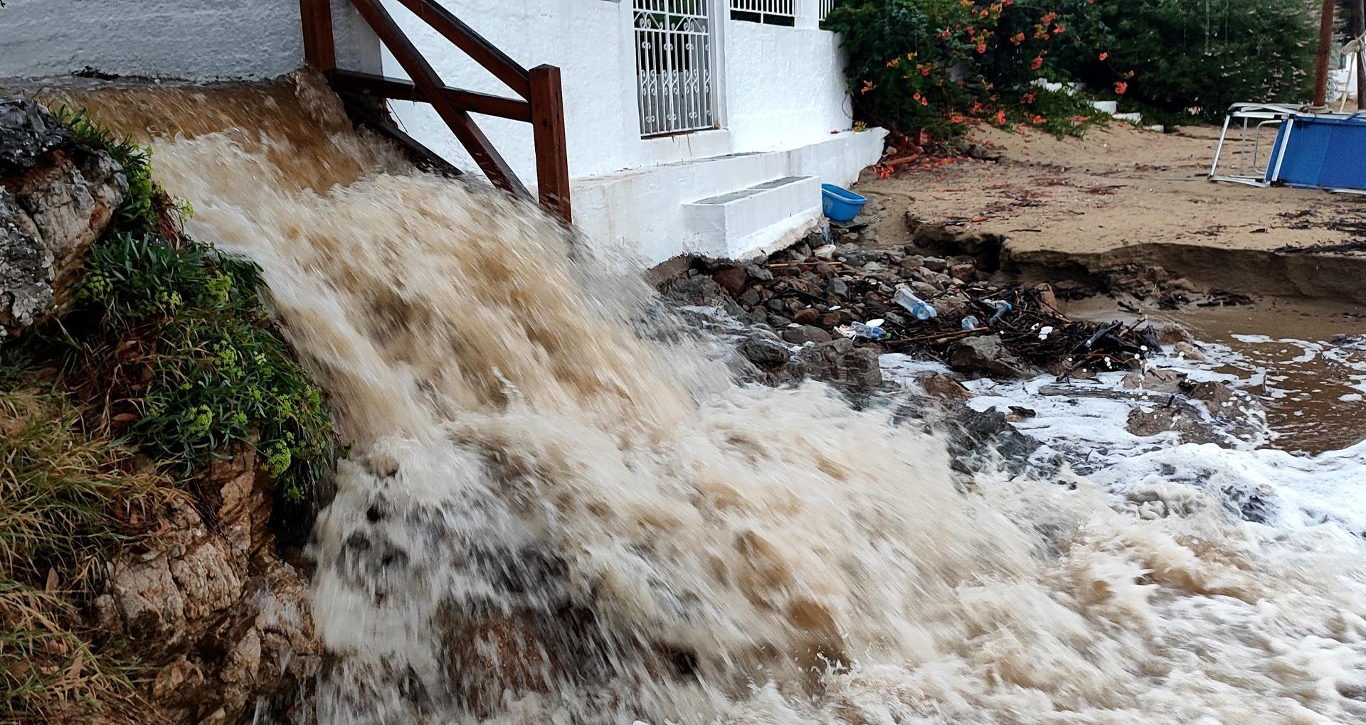 Dos muertos en Grecia por las inundaciones tras un récord de precipitaciones