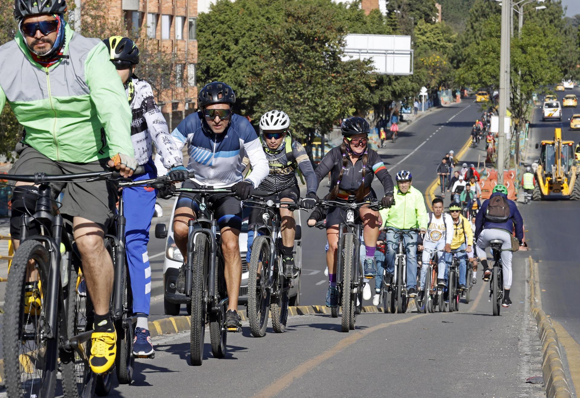 Bogotá recurre al transporte público y a la bicicleta para moverse en el día sin carro