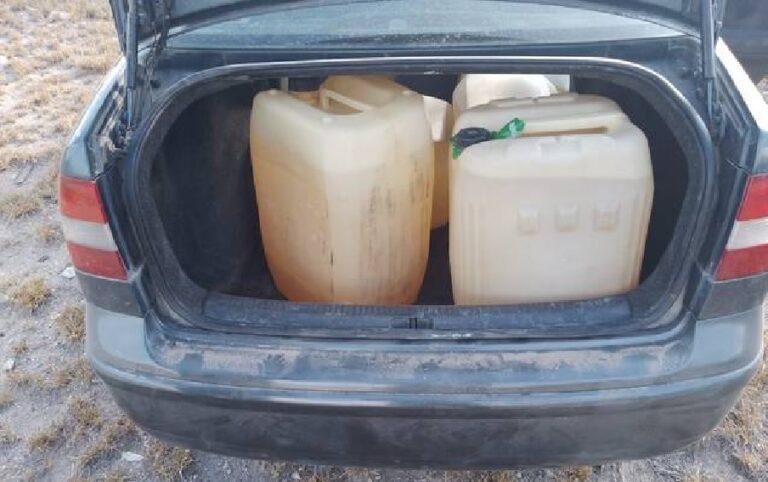 Abandonaron un auto con garrafones con hidrocarburo Abandonaron un auto con garrafones con hidrocarburo