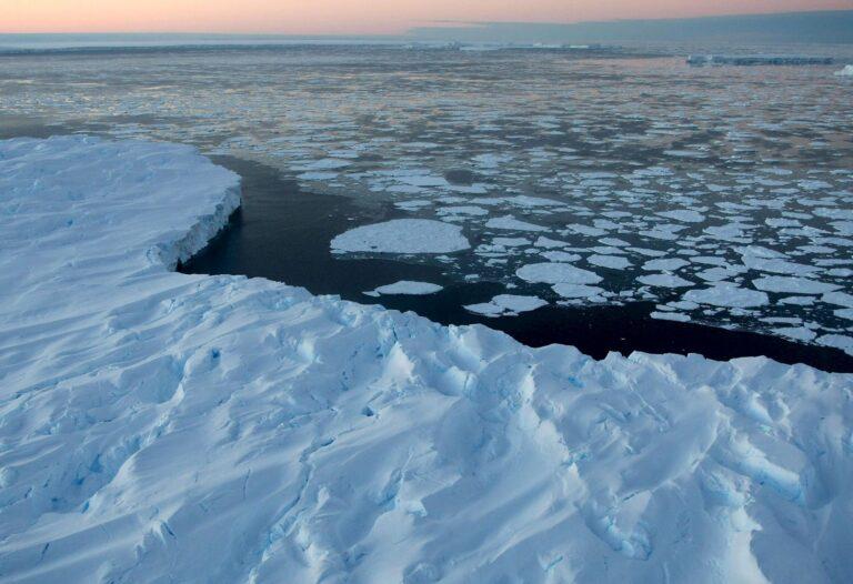 El hielo antártico marca un mínimo histórico este invierno, según agencia de EE.UU. El hielo antártico marca un mínimo histórico este invierno, según agencia de EE.UU.