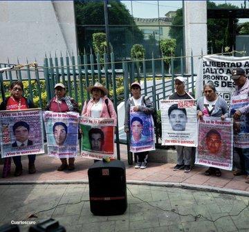 Padres de normalistas retiran plantón del campo militar 1-A