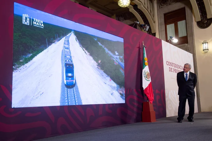 AMLO celebra entrega de empresa manejada por Fonatur para Tren Maya