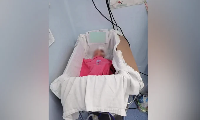 Colocan a bebé dentro de caja de cartón en Hospital Civil de Oaxaca