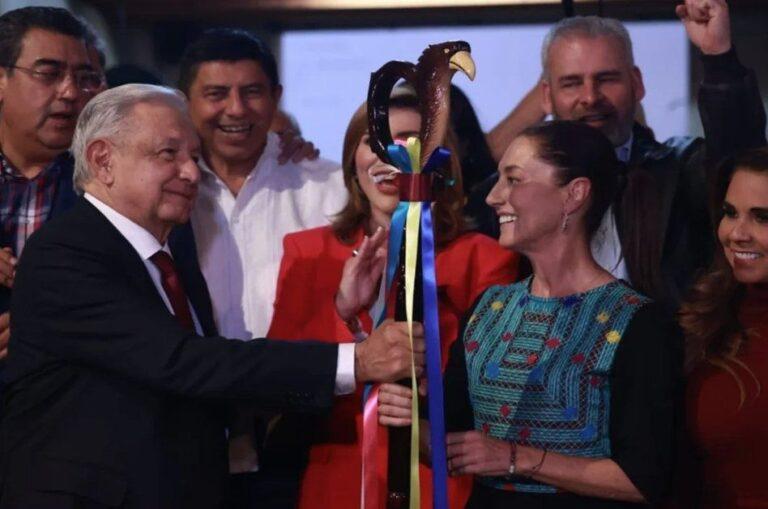 Claudia Sheinbaum recibe el bastón de mando como Coordinadora de manos del presidente Andrés Manuel López Obrador