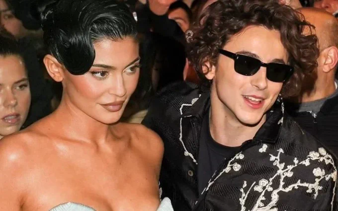 Kylie Jenner y Timothée Chalamet confirman romance con beso