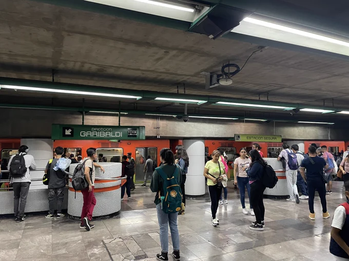 Hombre se habría aventado a vías en L8; suspenden servicio del Metro