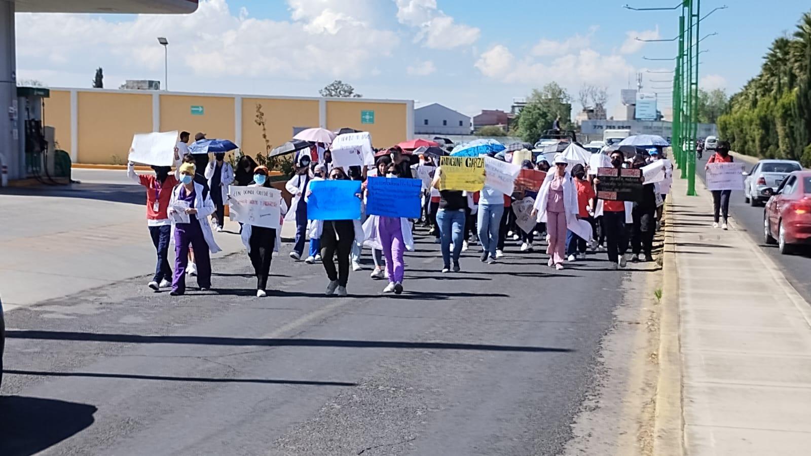 Marchan alumnos del ICAp por calles de Tulancingo