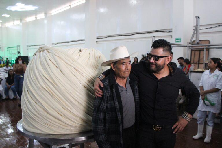 Elaboran en Acatlán el queso Oaxaca más grande del país, con 775 kilos