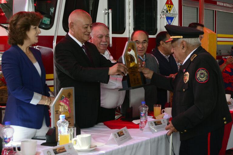 Comprometen apoyo con botas y cascos para bomberos Comprometen apoyo con botas y cascos para bomberos