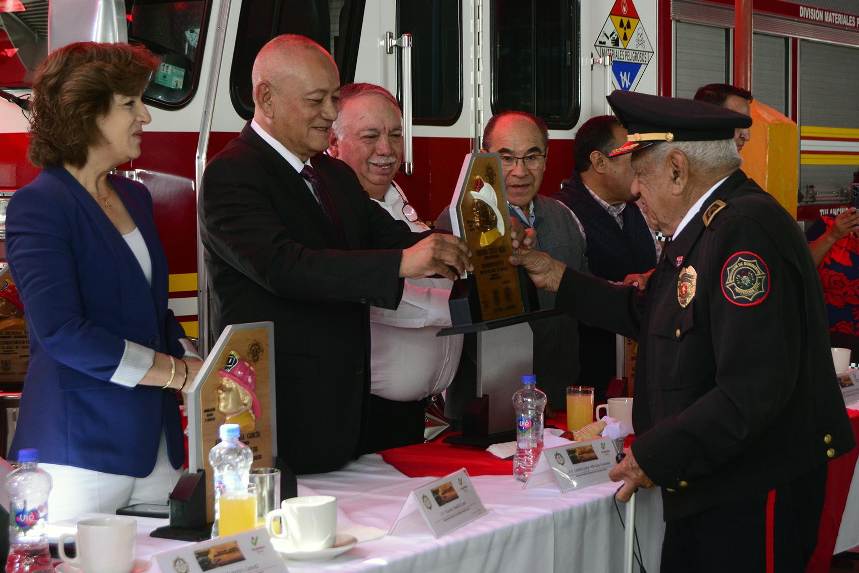 Comprometen apoyo con botas y cascos para bomberos