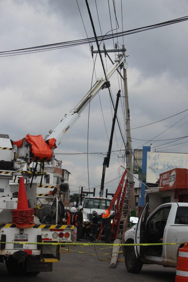 Choca automovilista contra un poste, dejó sin luz e internet a varias colonias Choca automovilista contra un poste, dejó sin luz e internet a varias colonias