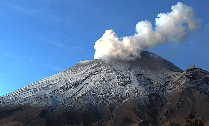 Captan explosión en el Popocatépetl este jueves