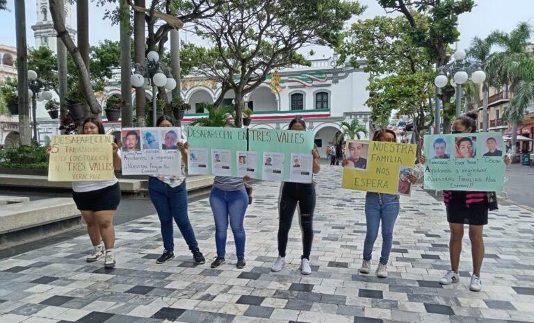Protestan familiares de los albañiles que desaparecieron en el sur de Veracruz Protestan familiares de los albañiles que desaparecieron en el sur de Veracruz
