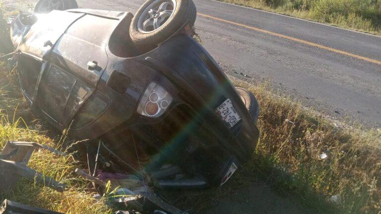 Vuelca en su auto y después lo abandona Vuelca en su auto y después lo abandona